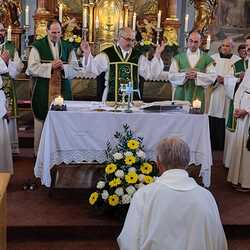 Am Altar die beiden Ministrantinnen aus Altenmarkt Ph. und G. und im Messgewand von links nach rechts: P. Ulrich, P. Engelbert, Hans Karner, P. Thomas